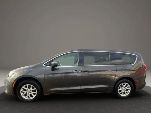 Used 2017 Chrysler Pacifica Touring image 7