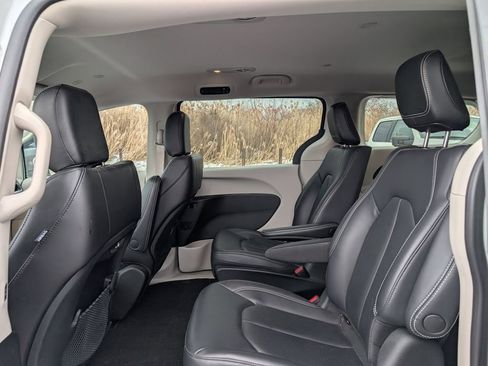 Used 2023 Chrysler Pacifica Touring-L image 10