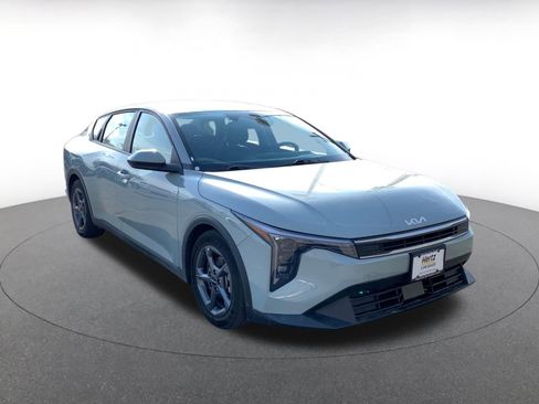 Used 2025 Kia K4 LXS image 1