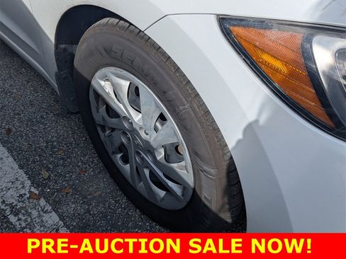 Used 2018 Hyundai Elantra SE image 9