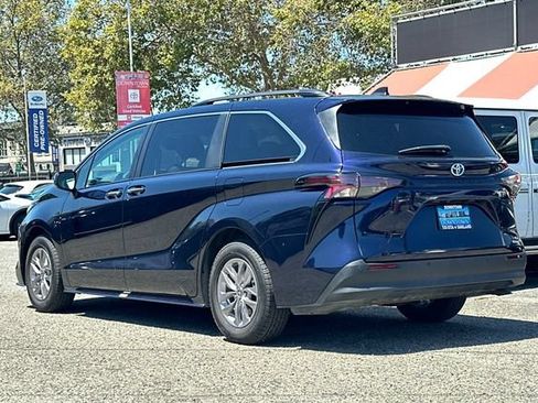 Used 2023 Toyota Sienna XLE FWD image 6