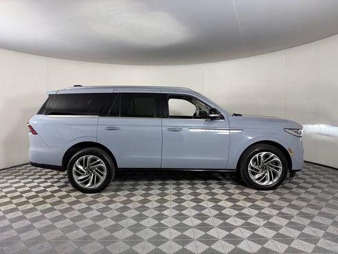 Used 2025 Lincoln Navigator Reserve AWD/4WD image 7