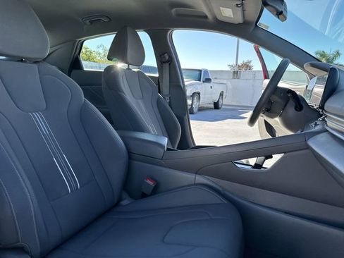 Used 2023 Nissan Rogue SV image 30