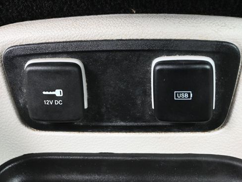 Used 2020 Chrysler Pacifica Touring-L image 18