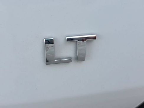 Used 2022 Chevrolet Traverse LT FWD image 30