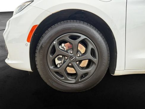 Used 2024 Chrysler Pacifica Limited FWD image 11