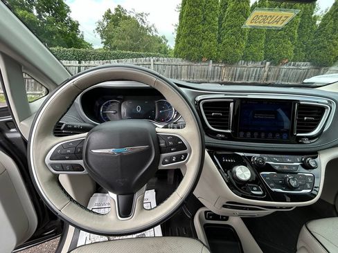 Used 2017 Chrysler Pacifica Platinum FWD image 22