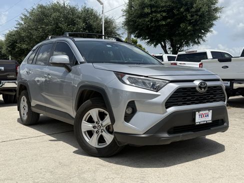 Used 2021 Toyota RAV4 XLE w/ Convenience Package FWD image 2