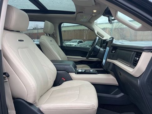 Used 2022 Ford Expedition Platinum image 11