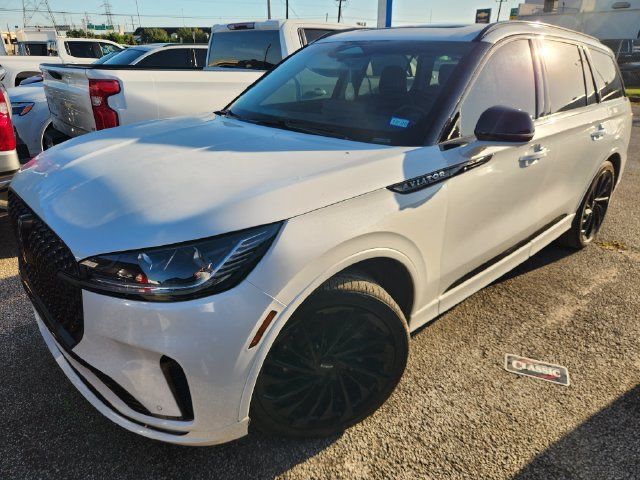 Used 2025 Lincoln Aviator Reserve w/ Luxury Package RWD image 2