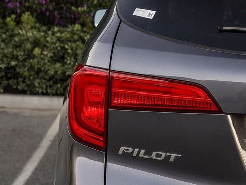 Used 2017 Honda Pilot Touring image 7