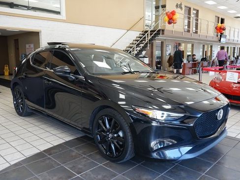 Used 2020 MAZDA MAZDA3 Hatchback w/ Premium Package image 18