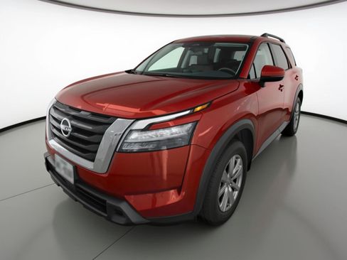 Used 2025 Nissan Pathfinder SV image 3