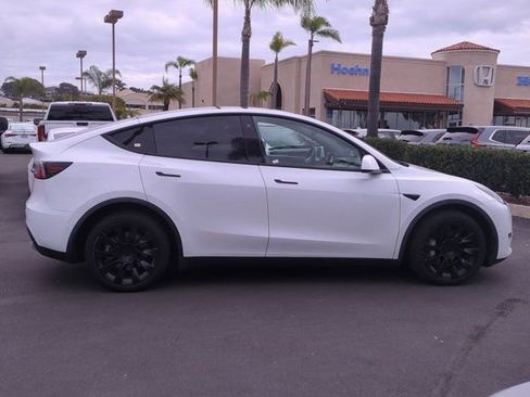 Used 2022 Tesla Model Y Long Range image 5