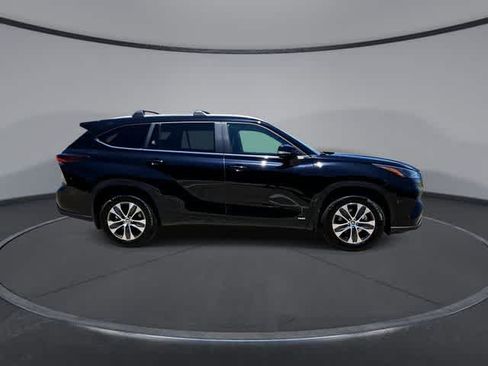 Certified 2026 Toyota Highlander XLE AWD/4WD image 9