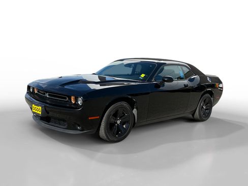 Used 2023 Dodge Challenger SXT image 1