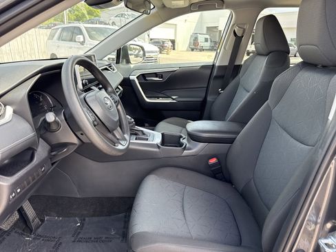 Used 2025 Toyota RAV4 XLE w/ Convenience Package FWD image 9