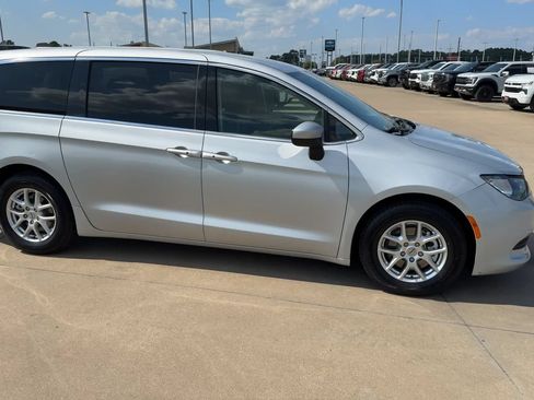 Used 2022 Chrysler Voyager LX FWD image 2