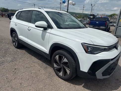 Used 2025 Volkswagen Taos SE AWD/4WD image 4