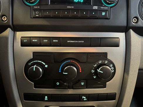 Used 2007 Jeep Commander Sport image 16