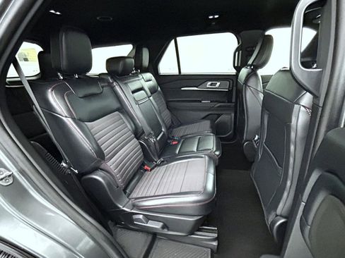 Used 2025 Ford Explorer ST-Line w/ ST-Line Street Pack image 18