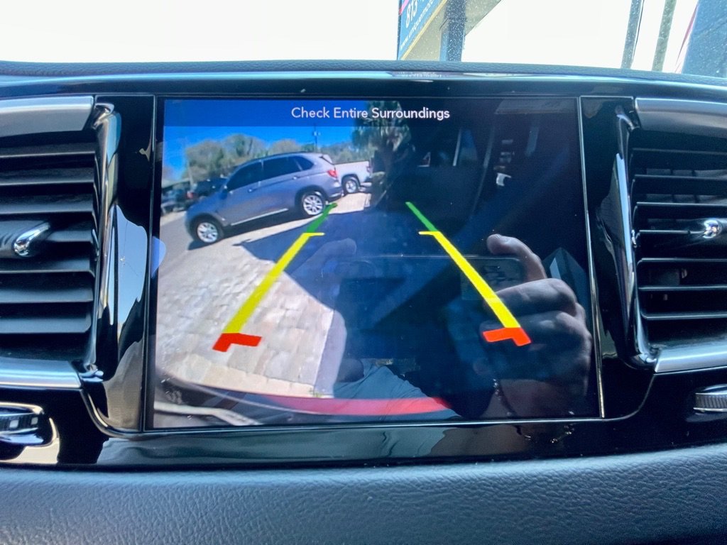 Used 2018 Chrysler Pacifica Touring-L w/ Premium Audio Group FWD image 16