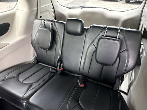 Used 2024 Chrysler Pacifica Touring-L FWD image 28
