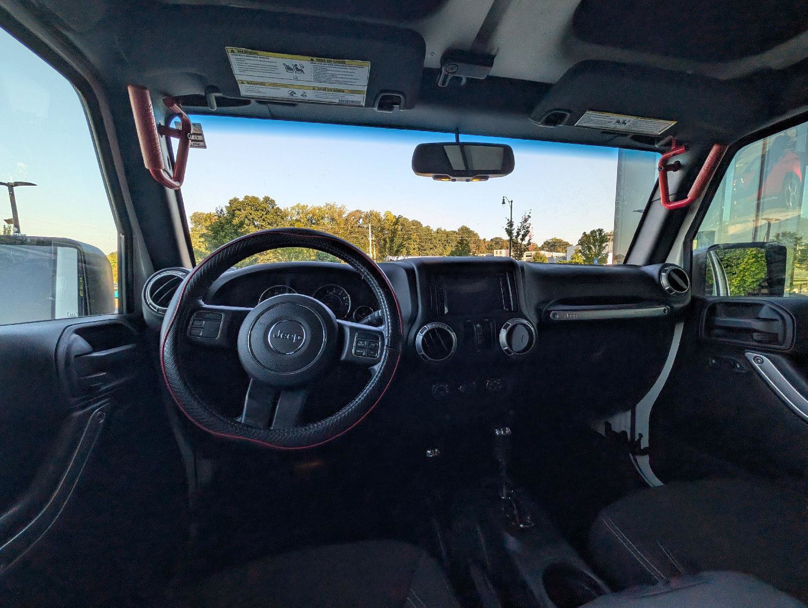 Used 2017 Jeep Wrangler Unlimited Sahara AWD/4WD image 9