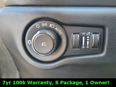 Used 2024 Chrysler Pacifica Limited w/ S Appearance Package image 22