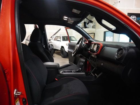 Used 2017 Toyota Tacoma TRD Sport image 7