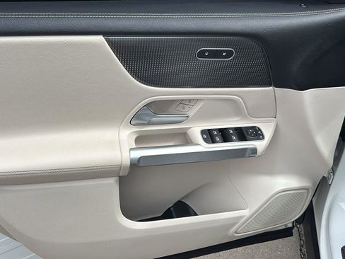 Used 2022 Mercedes-Benz GLB 250 image 14