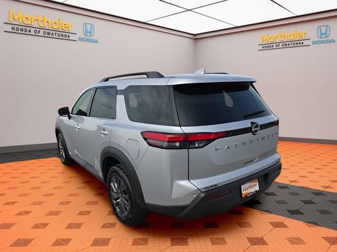Used 2025 Nissan Pathfinder SV FWD image 3