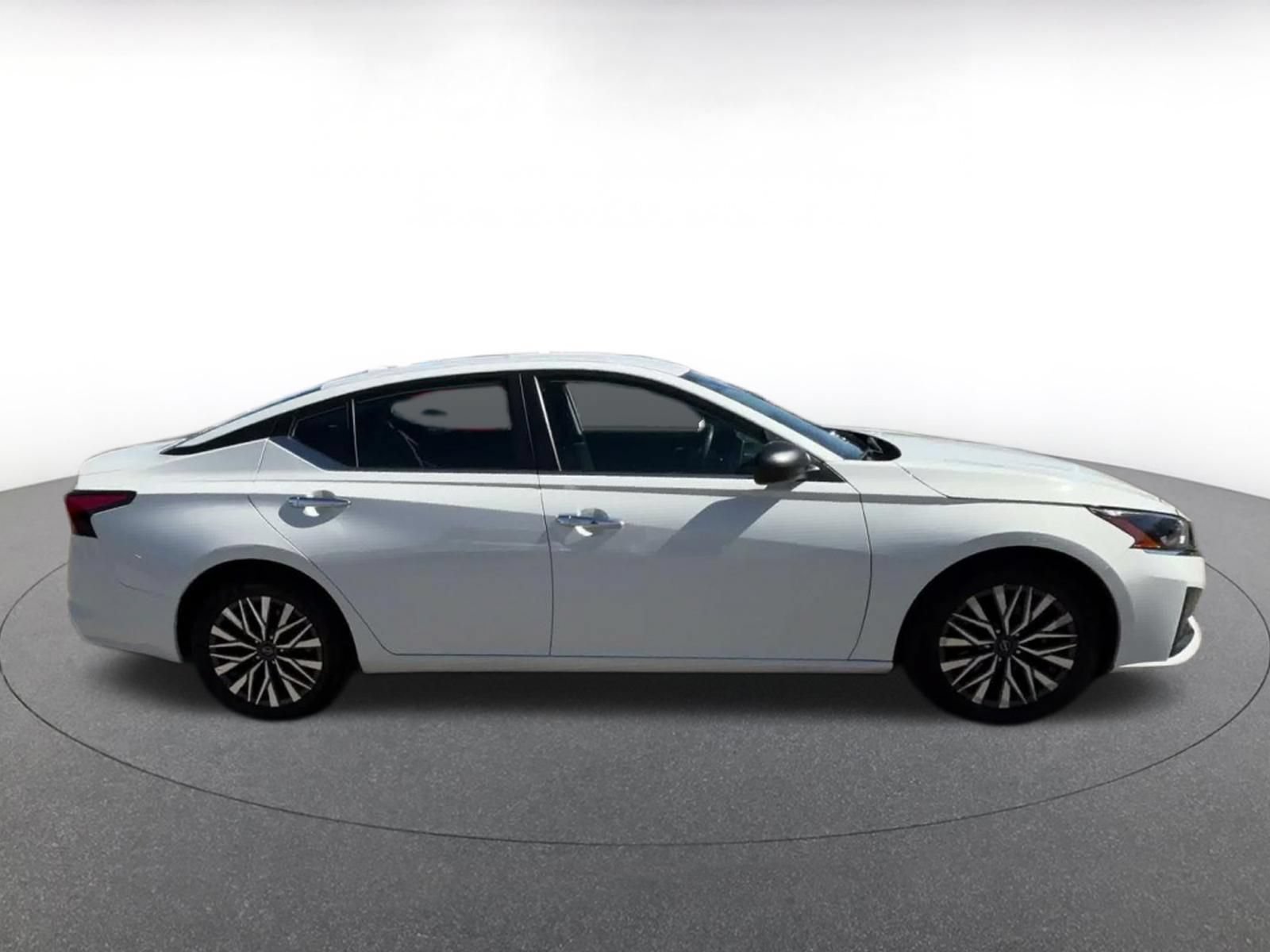 Used 2025 Nissan Altima 2.5 SV FWD image 15