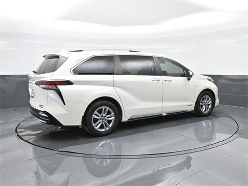 Used 2021 Toyota Sienna Limited image 15