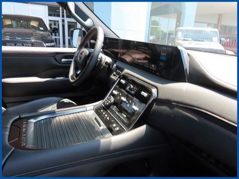 Used 2025 Nissan Armada PRO-4X AWD/4WD image 8