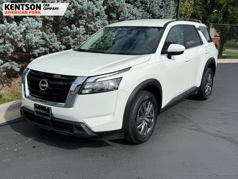 Used 2025 Nissan Pathfinder SV image 3