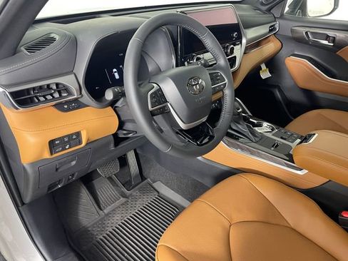 New 2026 Toyota Highlander Platinum AWD/4WD image 3