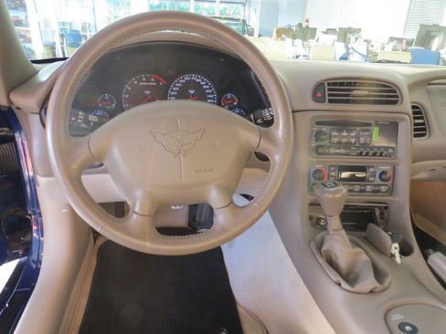 Used 2004 Chevrolet Corvette Convertible w/ Preferred Equipment Group RWD image 17