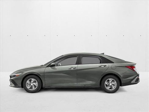 New 2025 Hyundai Elantra SE image 3