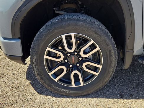 Used 2024 GMC Sierra 1500 AT4 w/ Technology Package AWD/4WD image 10