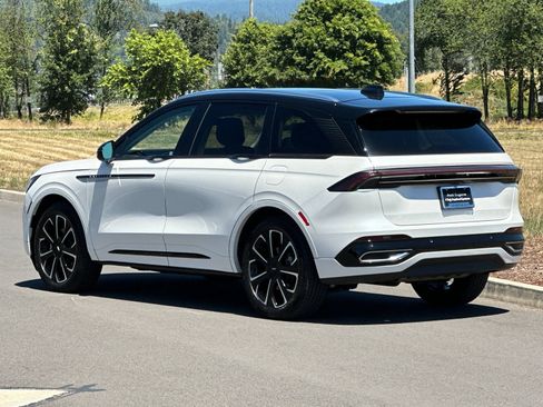 Used 2025 Lincoln Nautilus Reserve AWD/4WD image 5