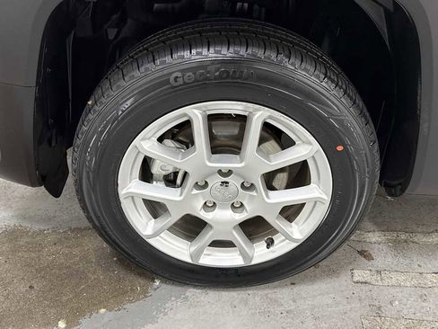 Used 2021 Jeep Renegade Latitude w/ Sun & Sound Group image 10