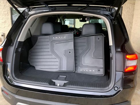 Used 2025 Honda Pilot EX-L image 32