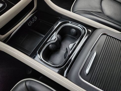 Used 2024 Chrysler Pacifica Limited image 25