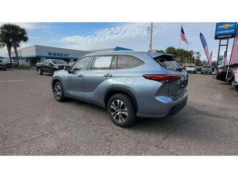 Used 2023 Toyota Highlander XLE image 4