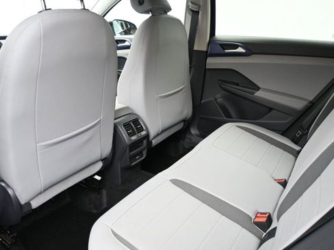 Used 2024 Volkswagen Taos SE image 9