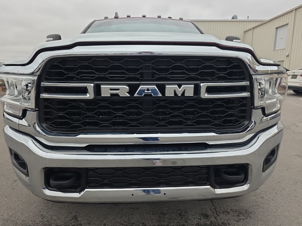Used 2024 RAM 3500 Tradesman w/ Chrome Appearance Group AWD/4WD image 6