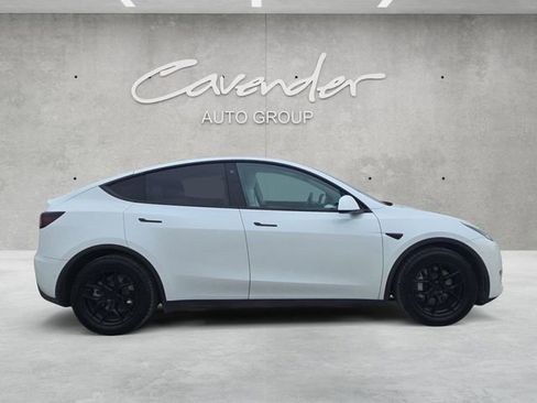 Used 2022 Tesla Model Y Long Range image 17
