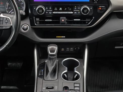 Used 2023 Toyota Highlander XLE FWD image 20