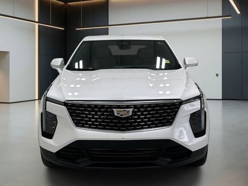 Used 2024 Cadillac XT4 Luxury w/ Cold Weather Package FWD image 4